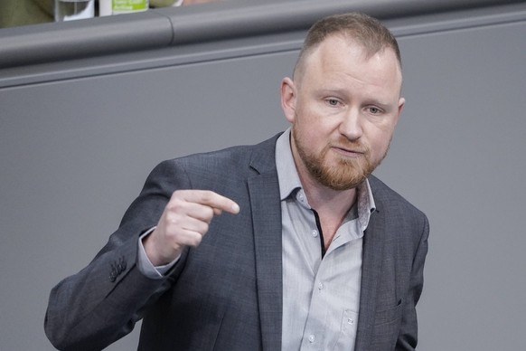 15. Bundestagssitzung und Debatte Aktuell,28.01.2022 Berlin, Christian Leye von der Partei Die Linke im Portrait bei seiner Rede zum Tagesordnungspunkt Regierungserklaerung Jahreswirtschaftsbericht 20 ...