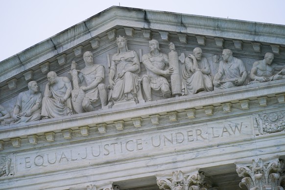 14.05.2022, USA, Washington: &quot;Equal Justice under Law&quot; (Gleiche Gerechtigkeit vor dem Gesetz) steht auf dem Geb�ude des Obersten Gerichtshofs in Washington. Hier werden im Laufe des Tages Ku ...
