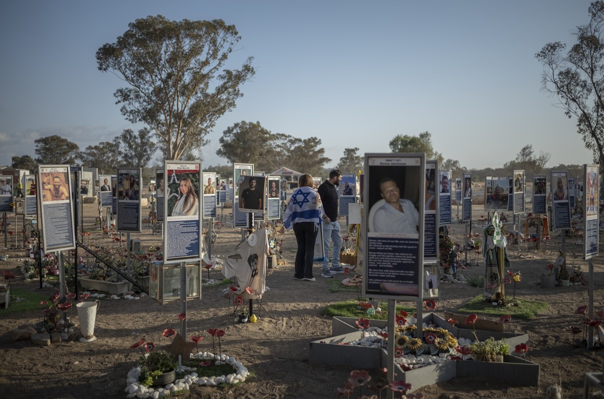 06.10.2025, Israel, Re&#039;im: Menschen versammeln sich auf dem Nova-Festivalgelände in Re&#039;im im Vorfeld des 2. Jahrestages des von der Hamas verübten Anschlags vom 7. Oktober. Foto: Ilia Yefimo ...
