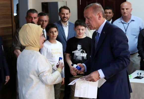 Turkish President Tayyip Erdogan and his wife Emine Erdogan, cast their ballots at a polling station in Istanbul, Turkey June 24, 2018. REUTERS/Umit Bektas