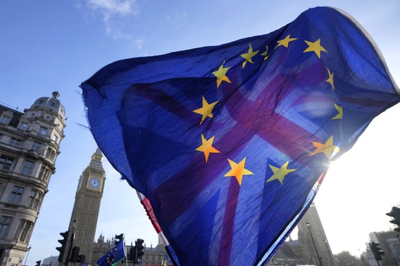 ARCHIV - 24.01.2024, Großbritannien, London: Die Flagge der Europäischen Union und die die britische Flagge, der Union Jack, werden von Demonstranten gehisst. (zu dpa: «Kurs Wiederannäherung? Brexit s ...