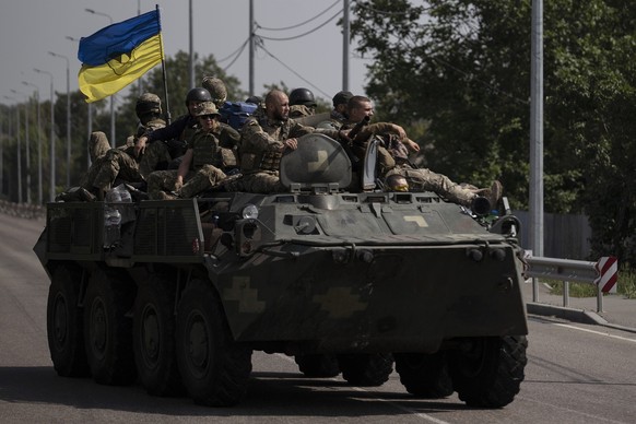 Siegreiche Truppen der Ukraine im Donbass.