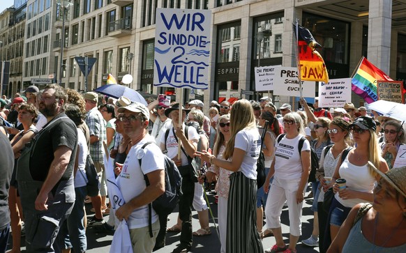 Berlin, DEU, 01.08.20220 -In Berlin demonstrieren Tausende Corona-Leugner gegen die Beschraenkungen in der Pandemie. Abstandsregeln wurden ignoriert. Masken traegt kaum jemand. Veranstalter der Demo i ...