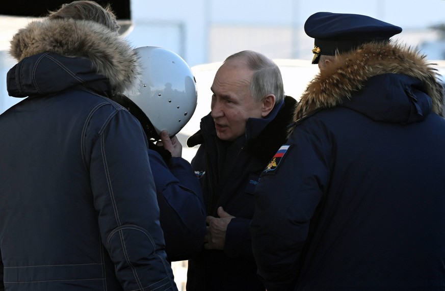 Russia Putin Volga Federal District 8626468 22.02.2024 Russian President Vladimir Putin speaks to a pilot before a test flight aboard a Tupolev Tu-160 M strategic missile carrier during a visit to the ...