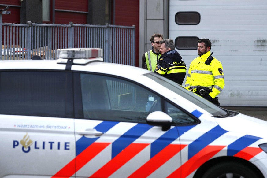 Rettungsdienst bei einem Unternehmen in Amsterdam. Im Postraum der Firma ist wahrscheinlich ein Bombenbrief explodiert.