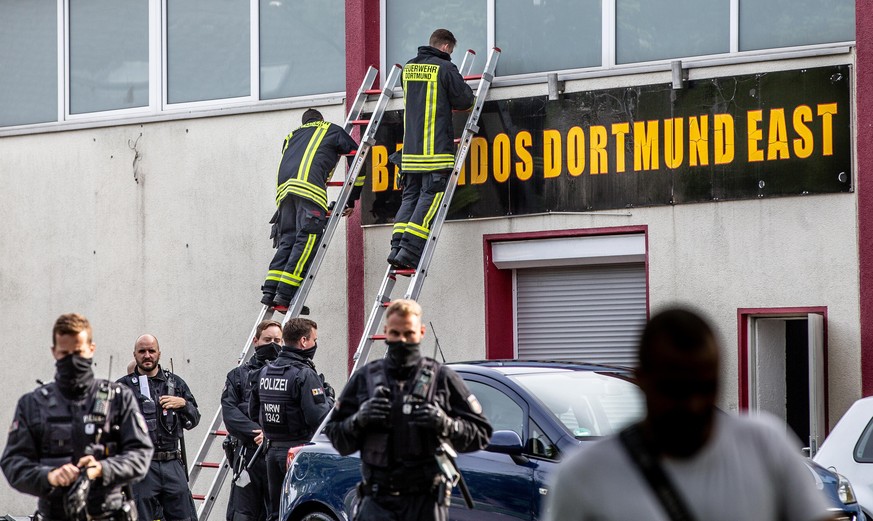 Feuerwehrleute entfernen unter Polizeischutz ein Schild am Vereinsheim der Rockergruppe «Bandidos». Innenminister Seehofer (CSU) hatte am Montag, 12.07. die «Bandidos MC Federation West Central» verbo ...