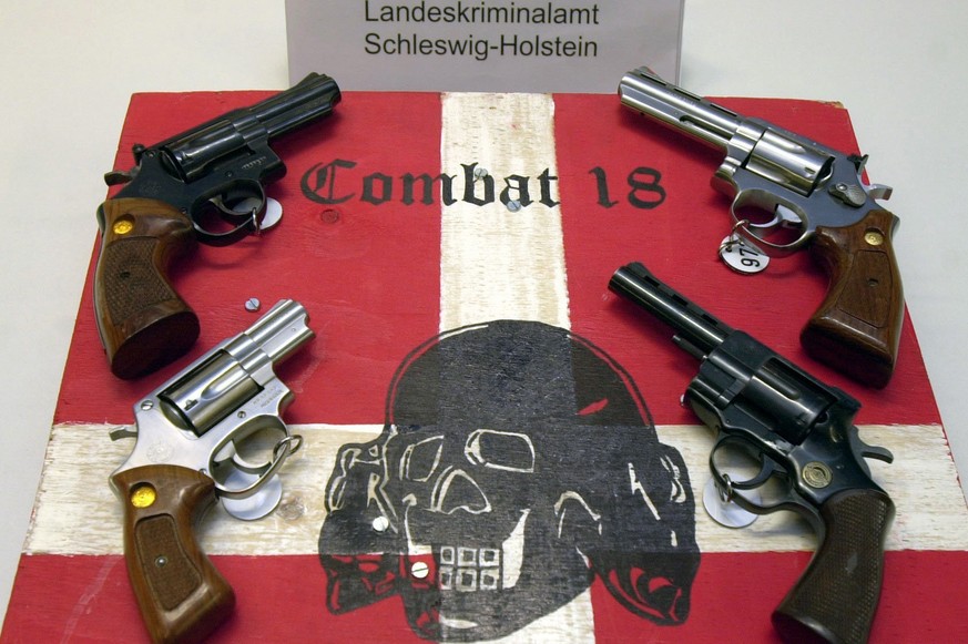 Diese Waffen hat die Polizei 2003 bei einer &quot;Combat 18&quot;-Razzia in Schleswig-Holstein gefunden.
