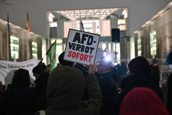 Nach den Enthuellungen ueber das rechte Geheimtreffen von Potsdam hat die Jugendgruppierung mit dem Namen AfD-Verbot pruefen jetzt am Freitagabend 12.01.2024 zu einer Demonstration am Bundeskanzleramt ...