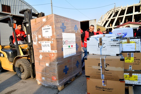 HANDOUT - 12.02.2023, Syrien, Damaskus: Ein von der amtlichen syrisch-arabischen Nachrichtenagentur (SANA) veröffentlichtes Foto zeigt die von Italien gespendete humanitäre Hilfe für die Opfer des töd ...