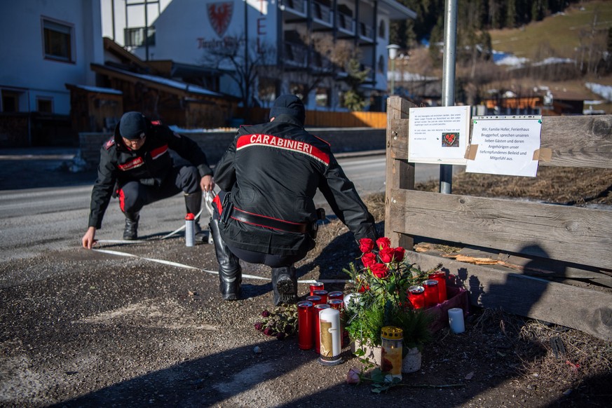 Zwei Einsatzkräfte der Carabinieri rekonstruieren den Unfallhergang.