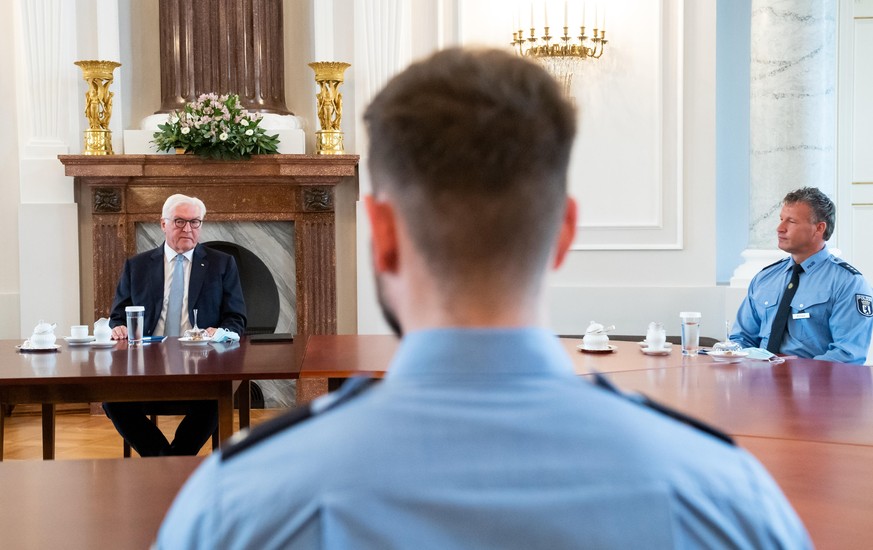 31.08.2020, Berlin: Bundespräsident Frank-Walter Steinmeier trifft Polizistinnen und Polizisten, die am Samstag, 29.08.2020 im Rahmen von Anti-Corona-Demonstrationen am Reichstag eingesetzt waren, zum ...