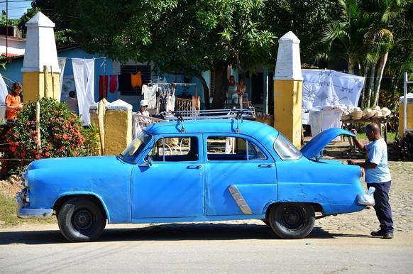 Die knallbunten US-amerikanischen Straßenkreuzer gelten als Wahrzeichen der Karibikinsel Kuba.