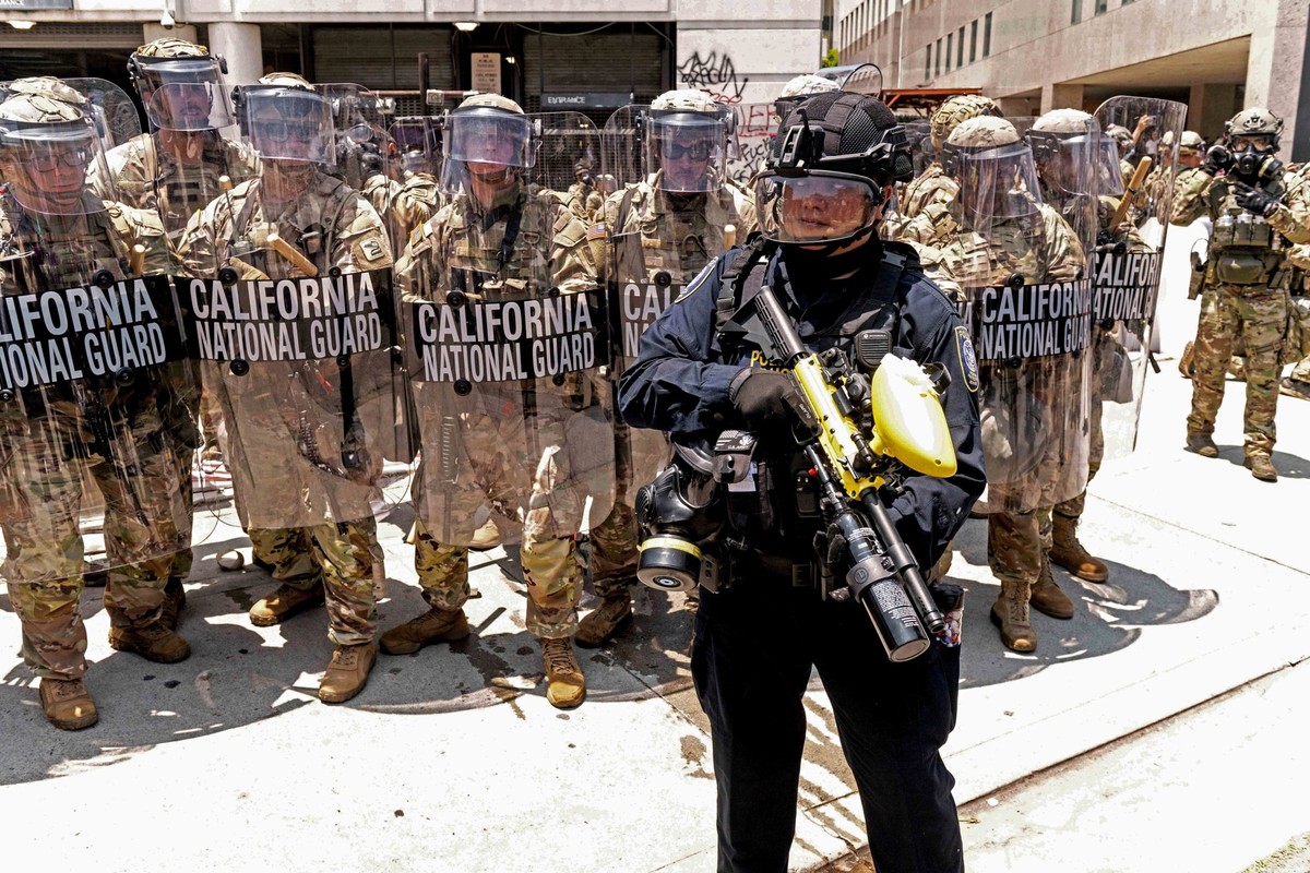 dpatopbilder - 08.06.2025, USA, Los Angeles: Truppen der kalifornischen Nationalgarde formieren sich vor dem Kontakt mit Demonstranten bei einer friedlichen Demonstration gegen ICE und den Einsatz von ...