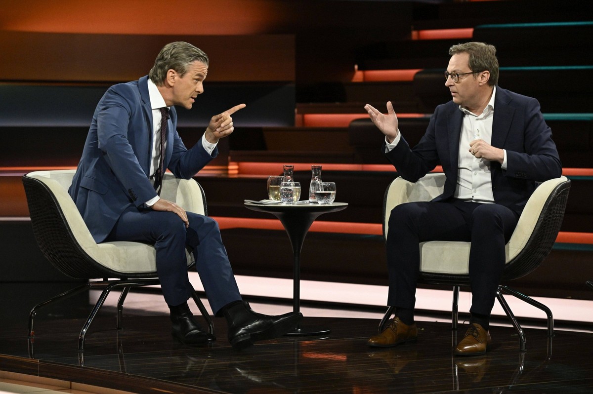 Markus Lanz li. mit Martin Huber 05/24 her Markus Lanz li. und Martin Huber am 28. Mai 2024 in Markus Lanz , ZDF TV Fernsehen Talkshow Talk Show Deutschland deutsch deutscher deutsche Mann M