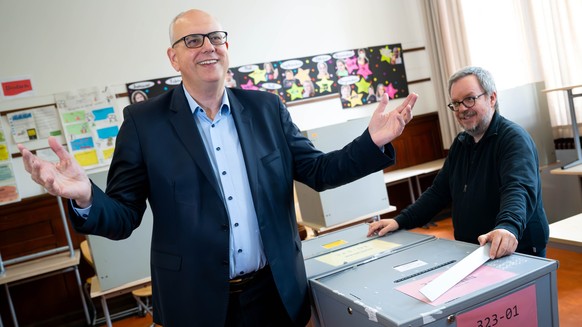 14.05.2023, Bremen: Andreas Bovenschulte, Spitzenkandidat der SPD in Bremen, gibt im Wahllokal seine Stimme ab. Im Bundesland Bremen finden die 21. Wahl zur Bremischen B