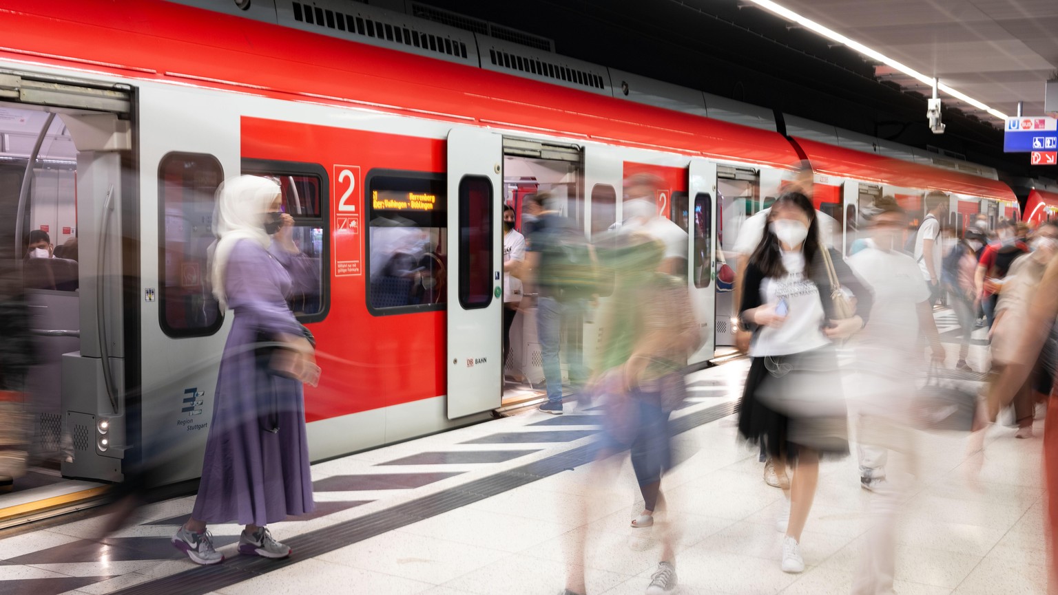 Menschen steigen an einem Gleis des Tiefbahnhofs im Hauptbahnhof aus einer S-Bahn. Mit speziellen 9-Euro-Monatstickets sollen Millionen Menschen im Juni, Juli und August überall in der Republik in Bus ...