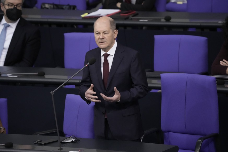 Deutscher Bundestag, 10. Plenarsitzung Aktuell,12.01.2022 Berlin, Bundeskanzler Olaf Scholz SPD auf der Regierungsbank bei der Beantwortung der Fragen im Rahmen der Befragung der Bundesregierung bei d ...