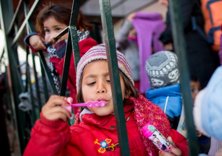 Mit Seifenblasen vertreiben sich Flüchtlingskinder auf Lesbos die Zeit.