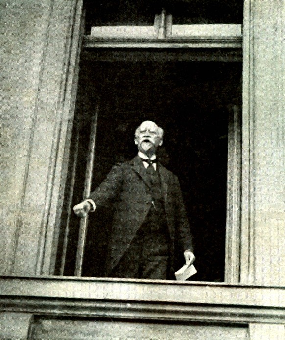 Am 9. November 1918: Philipp Scheidemann ruft die Republik aus.