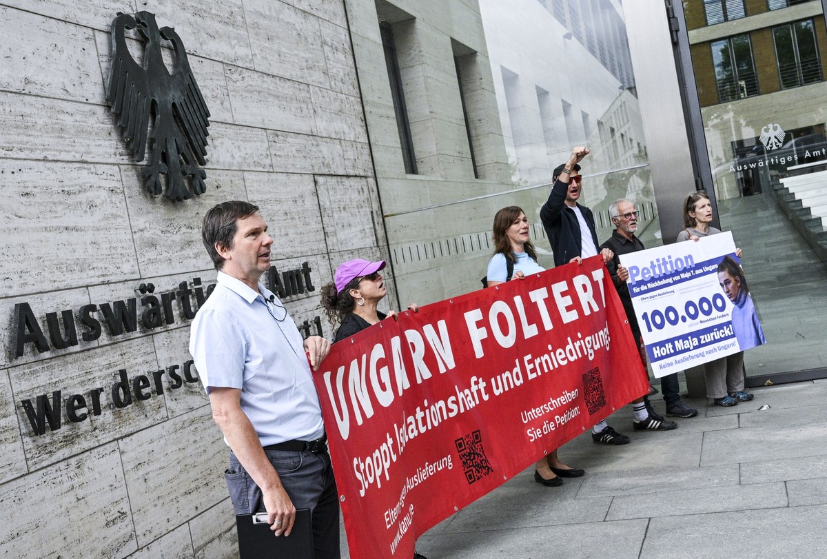 07.07.2025, Berlin: Wolfram Jarosch (l) fordert vor dem Auswärtigen Amt auf einer Demonstration &quot;Free Maja&quot; die Rückholung seiner Tochter Maja T. aus Ungarn. Maja T. soll an gewalttätigen An ...