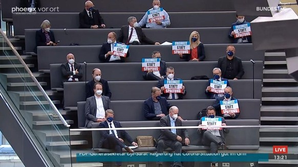 Zahlreiche AfD-Parlamentarier störten den Beginn der Rede von Kanzler Olaf Scholz, indem sie regelwidrig Schilder mit einem politischen Statement hochhielten.