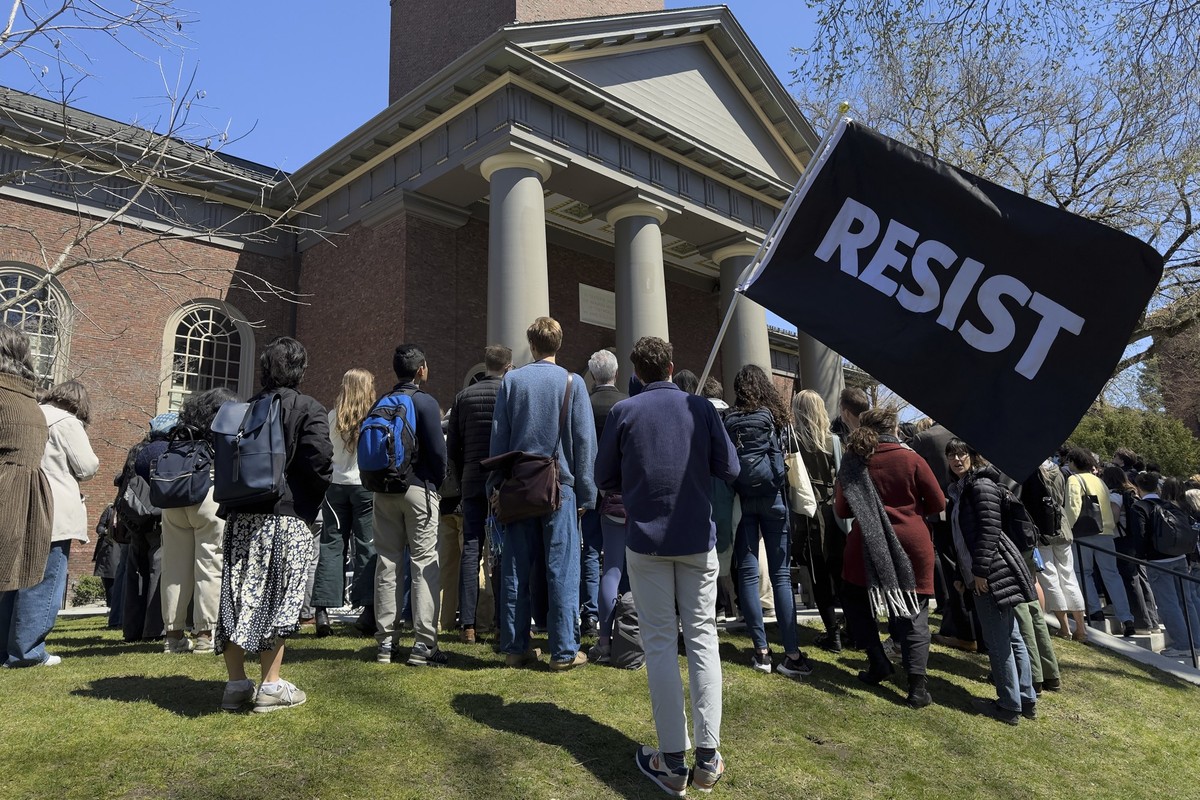 ARCHIV - 17.04.2025, USA, Cambridge: Studenten, Dozenten und Mitglieder der Harvard-Universität versammeln sich zu einem Protest in Cambridge, zu sehen ein Schild mit der Aufschrift "Resist" ...