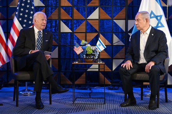 HANDOUT - 18.10.2023, Israel, Tel Aviv: Joe Biden (l), Präsident der USA, und Benjamin Netanjahu, Ministerpräsident von Israel, bei einem Treffen in Tel Aviv. Das Verhältnis zwischen den beiden war sc ...