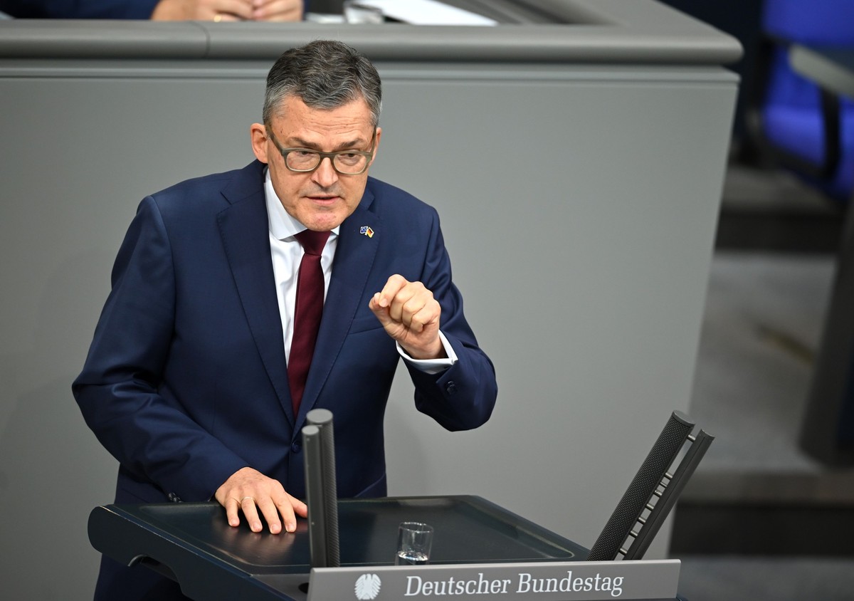 ARCHIV - 17.10.2024, Berlin: Roderich Kiesewetter (CDU) spricht in der Plenarsitzung im Deutschen Bundestag. Die Hauptthemen der 194. Sitzung der 20. Legislaturperiode sind eine Debatte