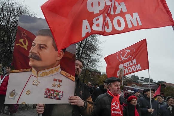 Auf einer Demo im Jahr 2022 tragen Anhänger:innen der Kommunistischen Partei in Russland ein Stalin-Porträt.