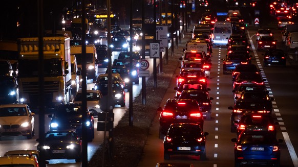 Zahlreiche Autos fahren im Berufsverkehr über den Mittleren Ring. Der Verkehrsdatenanbieter Inrix stellt am 07.12.2021 seine Stau-Analyse vor.