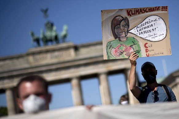 Demonstrierende von "Fridays for Future" im Juni 2020 mit einem Transparent, auf dem Merkels Klimapolitik kritisiert wird.