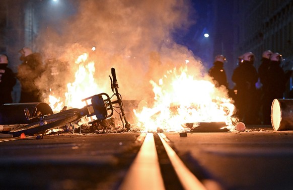 03.06.2023, Sachsen, Leipzig: Eine Barrikade brennt im Stadtteil Connewitz in Leipzig. Seit langem wird in der linken Szene f�r den sogenannten "Tag X" mobilisiert. Die Sicherheitsbeh�rden b ...