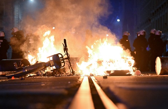 03.06.2023, Sachsen, Leipzig: Eine Barrikade brennt im Stadtteil Connewitz in Leipzig. Seit langem wird in der linken Szene f�r den sogenannten &quot;Tag X&quot; mobilisiert. Die Sicherheitsbeh�rden b ...