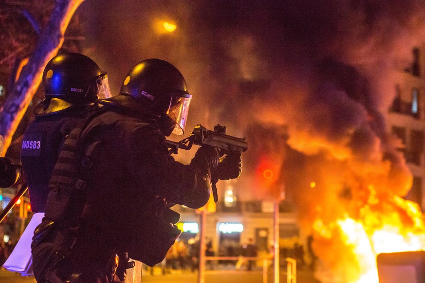 Die Polizei geht am Dienstag vergangener Woche in Barcelona mit Gummigeschossen gegen Demonstranten vor.