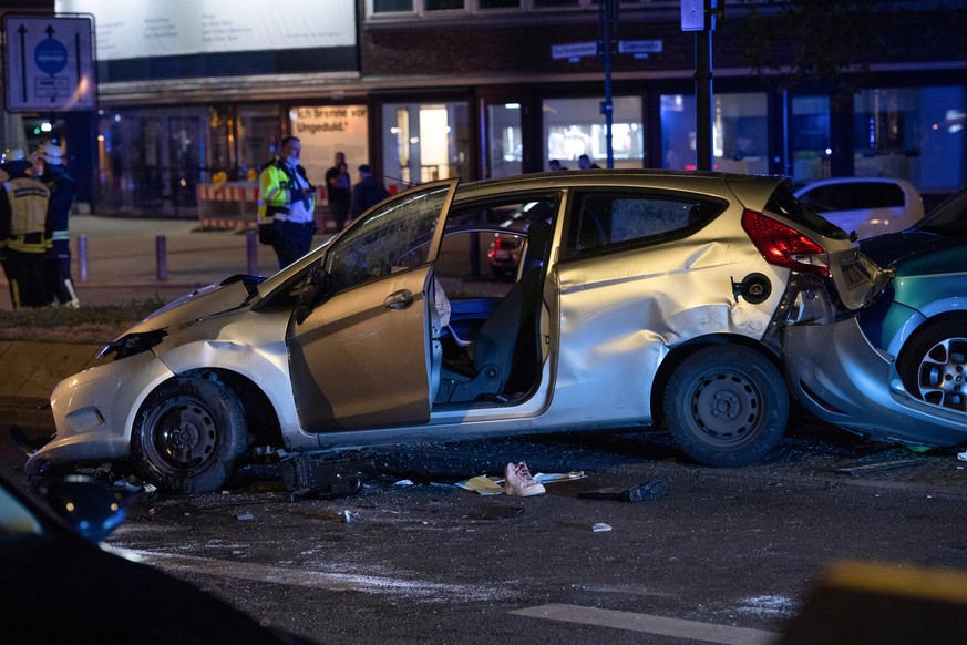 31.08.2020, Berlin: Ein beschädigter PKW steht an der Kreuzung Kurfürstendamm Cicerostraße. Bei dem Unfall war der Wagen von der Seite getroffen worden und landete auf dem Dach. Es gab zwei Schwerverl ...