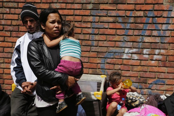 Francis Montano, 22, holds her baby on the outskirts of a camp for Venezuelan refugees in Bogota, Colombia November 19, 2018. Picture taken November 19, 2018. REUTERS/Luisa Gonzalez