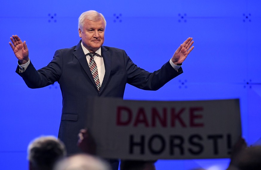 Horst Seehofer, outgoing leader of the Christian Social Union (CSU), gestures after resigning as party chairman, during the party meeting in Munich, Germany, January 19, 2019. REUTERS/Andreas Gebert
