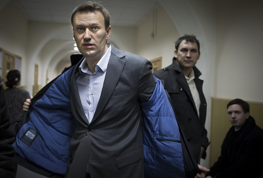 FILE - Russian opposition leader Alexei Navalny prepares to speak to journalists outside a courtroom in Moscow, Russia, on March 13, 2013 after his appeal against the country&#039;s top investigative  ...