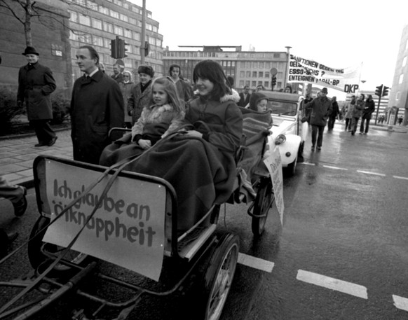 Autoloser Sonntag. Aufgrund von Engpaessen bei Oel erliess die Regierung an zwei Sonntagen ein Fahrverbot. Gag-Demonstration &quot; Autokorso&quot; am autolosen Sonntag wurden Auto von Pferden und Men ...