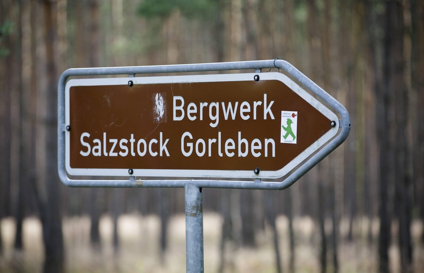 Schild vor dem Erkundungsbergwerk Gorleben. Gorleben, 03.07.2013. Berlin Deutschland PUBLICATIONxINxGERxSUIxAUTxONLY Copyright: xThomasxTrutschelx

Shield before the exploration mine Gorleben Gorleb ...