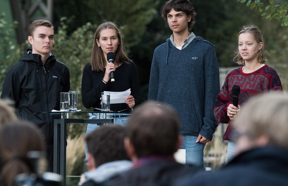 Nick Heubeck (l-r), Pauline Brünger, Sebastian Grieme und Carla Reemtsma, Fridays for Future-Aktivisten, sprechen bei einer Pressekonferenz im September 2019.