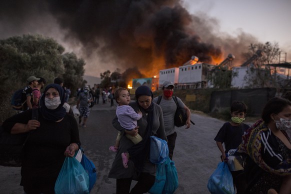 Menschen fliehen im September 2020 aus dem brennenden Flüchtlingscamp Moria auf Lesbos, Griechenland.