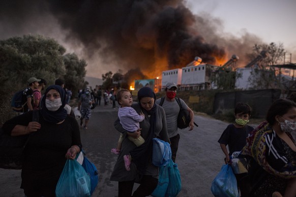 Menschen fliehen im September 2020 aus dem brennenden Flüchtlingscamp Moria auf Lesbos, Griechenland.