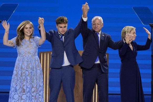 21.08.2024, USA, Chicago: Der demokratische Vizepräsidentschaftskandidat Tim Walz (2.v.r) steht mit seiner Frau Gwen Walz (r) seinem Sohn Gus Walz und seiner Tochter Hope Walz (l) nach einer Rede währ ...