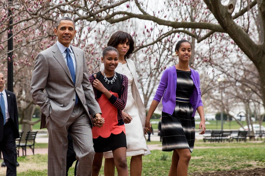 Bildnummer: 59463877 Datum: 31.03.2013 Copyright: imago/UPI Photo
US President Barack Obama, daughter Sasha, First Lady Michelle Obama and daughter Malia walk from the White House across Lafayette Par ...