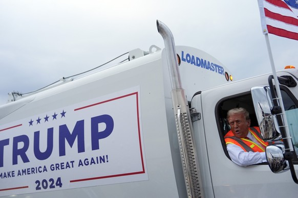 30.10.2024, USA, Green Bay: Der republikanische Präsidentschaftskandidat und ehemalige US-Präsident Donald Trump spricht zu Reportern, während er in einem Müllwagen sitzt. Foto: Julia Demaree Nikhinso ...