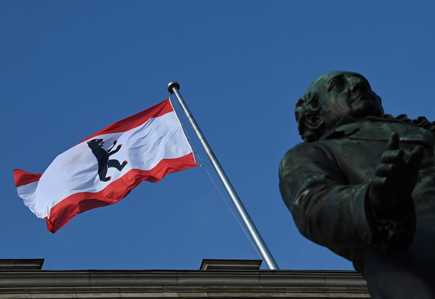 Die rot-weisse Flagge der Stadt mit dem Berliner Bären weht auf dem Dach des Abgeordnetenhauses. Im Vordergrund ist das Denkmal bzw. Standbild des Freiherr Heinrich Friedrich Karl vom und zum Stein (1 ...