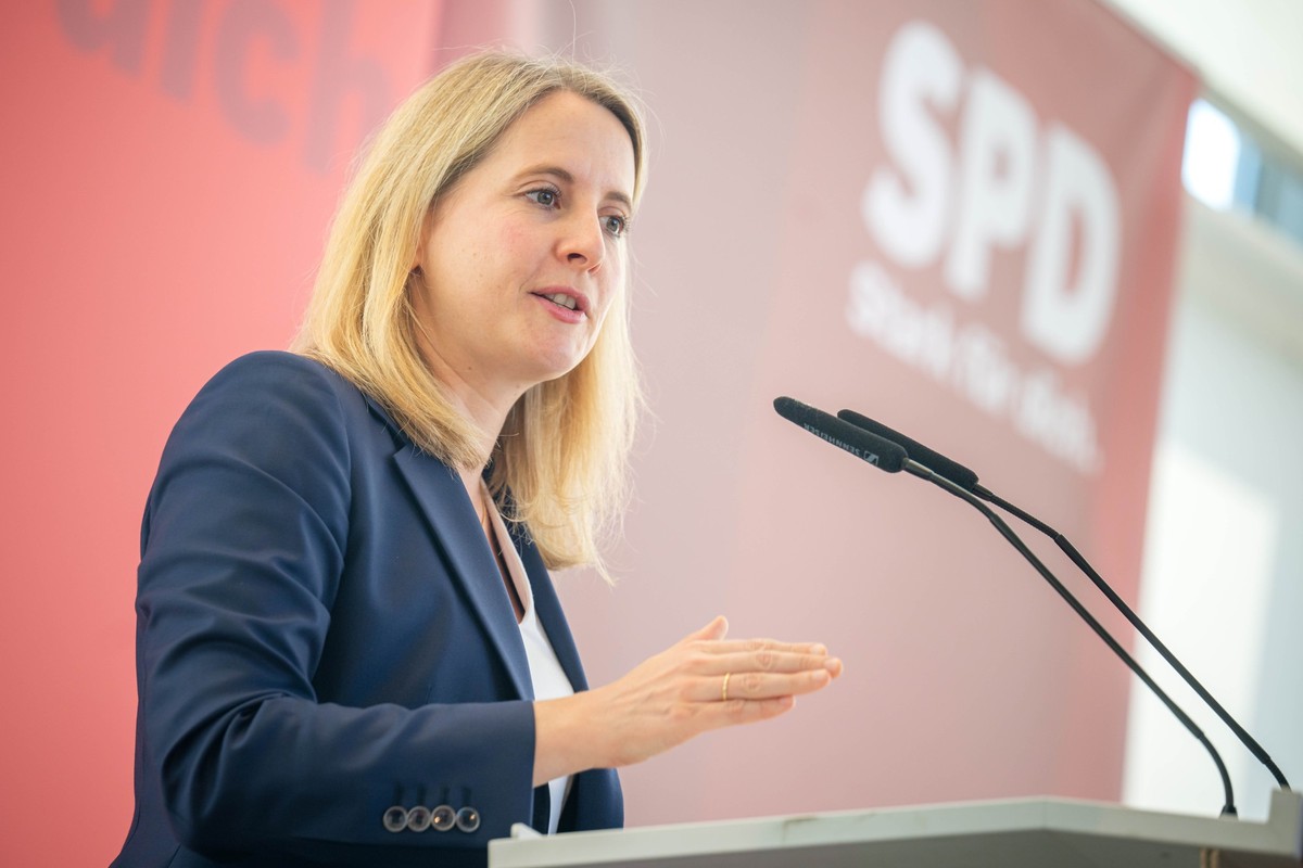 12.06.2025, Bremen: Verena Hubertz (SPD), Bundesministerin f�r Wohnen, Stadtentwicklung und Bauwesen, spricht beim Landesparteitag. Die Bremer SPD ist zu einem au�erordentlichen Landesparteitag zusamm ...