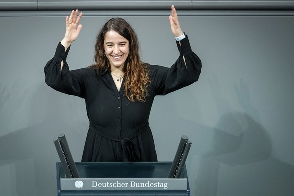 ARCHIV - 21.03.2024, Berlin: Heike Heubach (SPD), die erste gehörlose Bundestagsabgeordnete, steht vor Beginn der Sitzung des Bundestags für ein Foto am Rednerpult. Dieses Zeichen steht für Applaus in ...