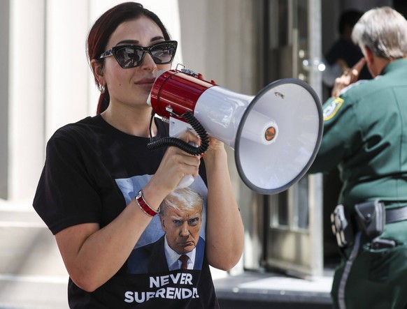 5. Oktober 2023, Tampa, Florida, USA: Laura Loomer, 30, aus The Villages, die Anführerin der „Never DeSantis“-Bewegung, nutzt ihr Megafon, um den ehemaligen Präsidenten Donald Trump draußen zu unterstützen …